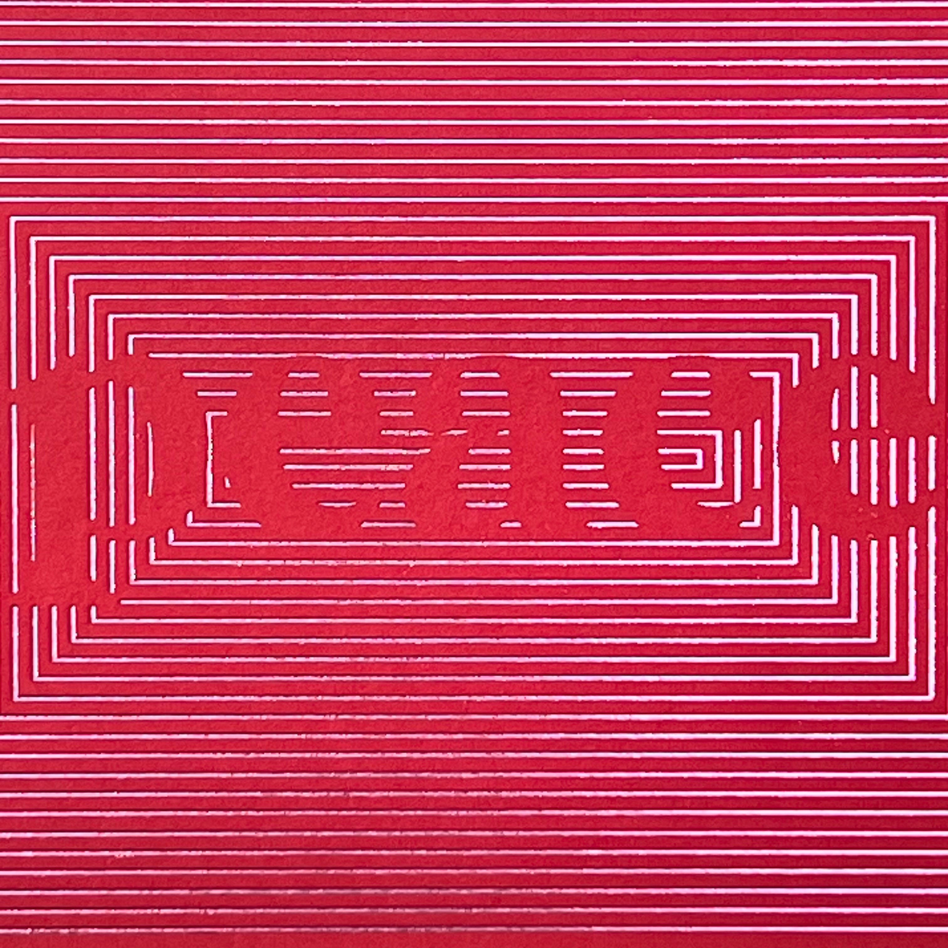 Close-up of the white linear Peace design